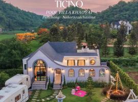 Ticino pool villa Khao yai by samonrada，位于Wangkata的酒店