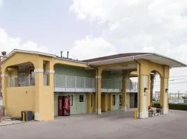 Econo Lodge Inn & Suites San Antonio near Frost Bank Center