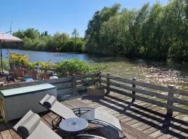 Watercabin in Ooltgensplaat