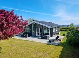 Cosy Summerhouse Near The Waterfront