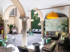 REGO APARTMENTS - Boutique Aparthotel with some off-site apartments in a Charming Historic District close to Upper Town，位于贝加莫的酒店