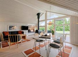 Summer House Close To Nature And Beach，位于德隆宁莫勒的酒店