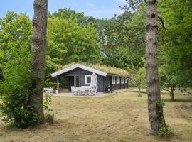 Log House In Dronningmølle 150 M To The Beach，位于德隆宁莫勒的酒店