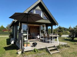 Cozy Small Holiday Home With Sea View，位于Østerby的酒店