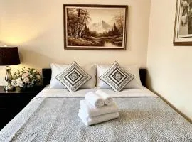 Bright&Modern Space Perfect for couple and Family Step to public transit in Toronto