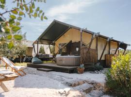 Adriatic Heritage Glamping No2 with Jacuzzi，位于Donje Selo na Šolti的酒店