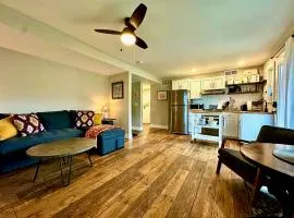 Charming 1 bedbath Suite in waterfront Cottage