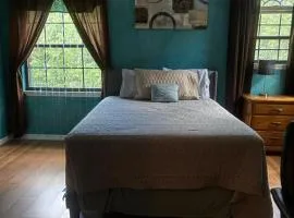 R-Room- 2nd floor in an Awesome Villa 20 minutes from the beach