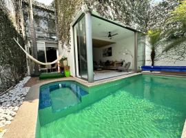 Beautiful House with Climate Pool and Jacuzzi，位于科利马的酒店