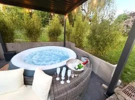 Ferienhaus mit Whirlpool, Garten und großer Terrasse ruhig privat