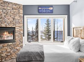 Whispering Pines Lake Views Studio 2 Queen Beds, Heated Pool and Hot Tub，位于图哈伯斯的酒店