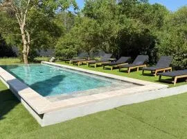 Bastidon dans propriété privée avec piscine