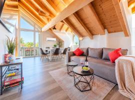 Bright Lake View Apartment with Balcony and Air Conditioning，位于图青的酒店
