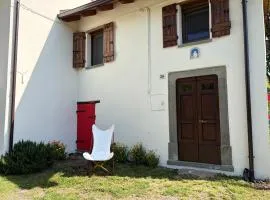 Casetta dalle finestre rosse