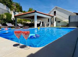 Kameni dvori - Family Villa with Pool & Jacuzzi for 8，位于伊莫茨基的酒店