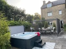 Cotswold farmhouse with Hot tub near Castle Comb