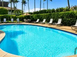 3 min Walk to Beach ! AC ! Garden Unit ! Renovated ! 3 Pools
