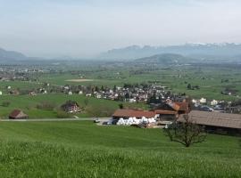 Moderne & grosse Wohnung mit atemberaubernder Aussicht über das Rheintal，位于Grabs的酒店