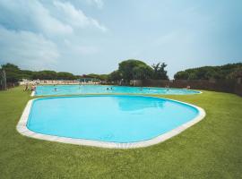Tres Estrellas Barcelona by HolaCamp，位于加瓦的酒店