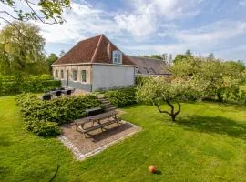 Welcome in - Familie Boerderij Molenhof met een riante tuin, piano en voetbaltafel