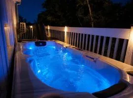 Peaceful City View - Hot Tub - 2 Parking & EV Chrger