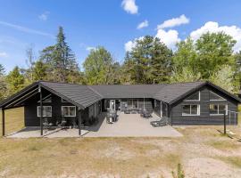 Eight-Bedroom Holiday Home Frederiksværk With A Room Hot Tub 05，位于弗雷德里克斯伐克的酒店