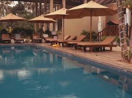 NatureSurf Villas - Private Garden Retreat at Hiriketiya Beach SPA, Surf & Relaxation，位于迪克韦勒的酒店
