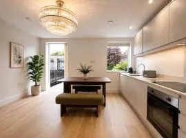 BRAND NEW! Stunning 3 Bedroom Apartment,sleep 8