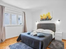 Apartment & Rooms - Marina