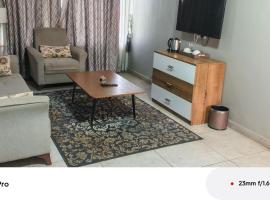 Peach City Hotel，位于Prampram的酒店