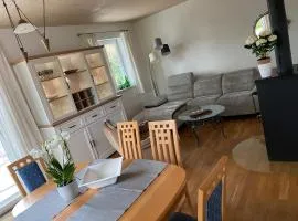 Traumhafte Familien Ferienwohnung am Chiemsee Bergpanorama Sonnenuntergang Terrasse Grillplatz für bis zu 6 Personen