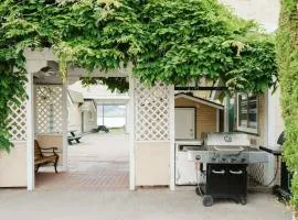 Suite 5 Green Gables Resort - 1 Bedroom Courtyard