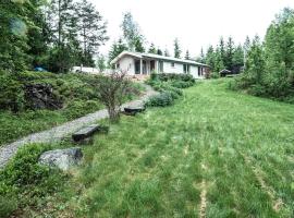 Modern cabin by Lake Lyseren with large private grounds，位于Spydeberg的酒店