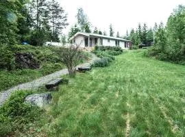 Modern cabin by Lake Lyseren with large private grounds
