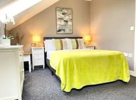 Bard's Nest, Crucible Apartment, FREE private parking, 3 mins walk to Birthplace