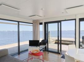 Waterhouse for 4 with Roof Terrace & Lake Views at Sneekermeer，位于Offingawier的酒店