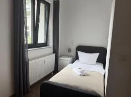 BIELEFELD CITY APARTMENTS - komfortable Einzelzimmer und Doppelzimmer - moderne Badezimmer, schnelles WLAN, Self-Check-In