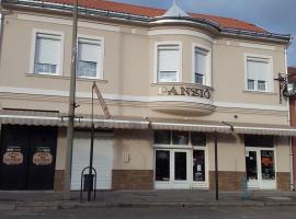 Korona Panzió，位于马泰绍尔考的酒店