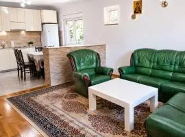 Udoban porodični apartman ViS Raška, 80m2, parking, bašta