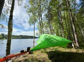 Tree Tents at Alaska Glamping Linnansaari，位于萨翁林纳的酒店