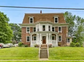 Historic Home 3 Mi to Middletown Main Street