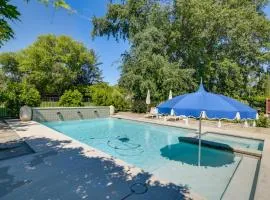 6 Mi to Dtwn Chico! Luxe Art-Filled Oasis w/ Patio