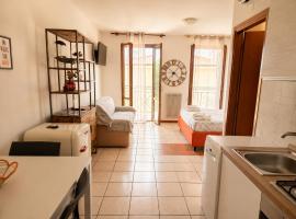BeaMare - Monolocale - Massimo tre ospiti con posto spiaggia - Studio Apartment - Max 3 people with 1 private umbrella and two SunBeds at the private beach of Eraclea Mare，位于伊拉克里亚马勒的酒店
