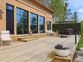 New Seaside Villa with Beach Sauna and Panoramic Views，位于波尔沃的酒店