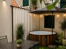 Quiet Oasis in the Heart of Old Town- two kitchen,3bath