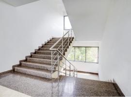 Hotel O SR Farm，位于Bodakdev的酒店