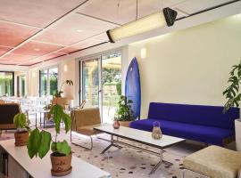 Greet Hotel Versailles - Voisins Le Bretonneux，位于维尼森斯勒博特涅的酒店