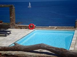 Kea Seascape Villa - a Cycladic Seaside Retreat，位于Grionísi的酒店