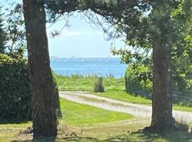 Idyllic Family Summer House 75 Meters From Coast，位于Gørlev的酒店