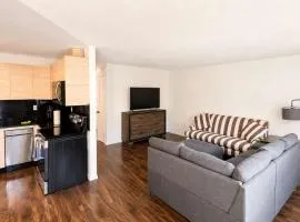 Mountain Views - Ocean Glimpses - Near Victoria - 2BR suite